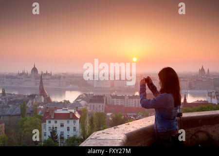 Sonnenaufgang und Panoramablick von der Fischerbastei, Budapest, Ungarn. Stockfoto