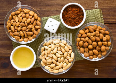 Erdnuss-Snacks in Glasschalen. Erdnüsse mit Honig und Salz, gesalzene Erdnüsse Erdnüssen gebraten in einer würzigen Mantel Stockfoto