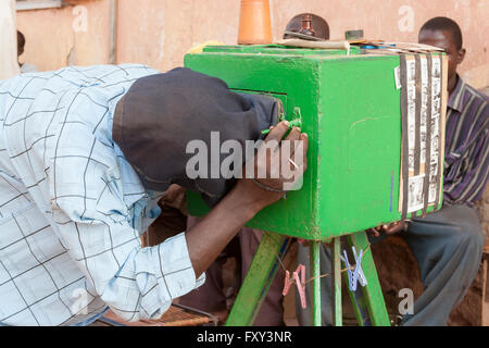Straße Fotografen bei der Arbeit mit einer hölzernen Fachkamera in Mopti, Mali Stockfoto