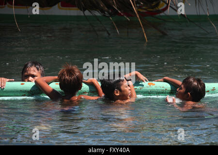 Kinder im Meer PUERTO PRINCESA PALAWAN Philippinen Asien 22. April 2015 Stockfoto