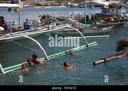 Kinder im Meer PUERTO PRINCESA PALAWAN Philippinen Asien 22. April 2015 Stockfoto