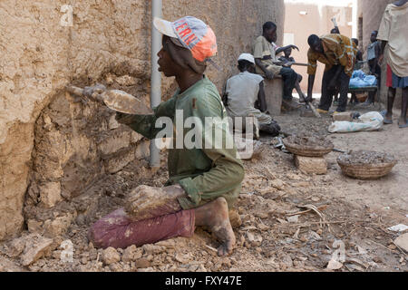 Freimaurer arbeiten mit Adobe (Banco) und Lehmziegeln in Djenne (Djenné), Mali, Afrika Stockfoto