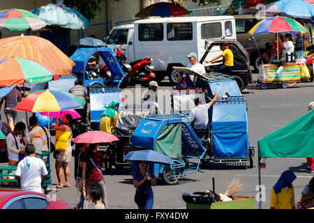 PEDAL TRIKES & Fußgänger BACLARAN MANILA Philippinen 5. Mai 2015 Stockfoto