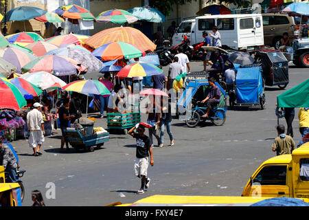 PEDAL TRIKES & Fußgänger BACLARAN MANILA Philippinen 5. Mai 2015 Stockfoto