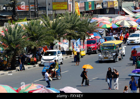 PEDAL TRIKE & Fußgänger & JEEF BUS BACLARAN MANILA Philippinen 5. Mai 2015 Stockfoto