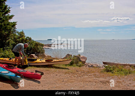 Bundesstaat Maine, Schoodic Peninsula, Acadia National Park, Schleifstein Hals, Kajakfahrer, die Vorbereitung auf Franzose Bucht starten Stockfoto