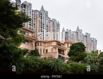 Eigentumswohnungen und Häuser in einer luxuriösen Wohngegend in Hu Jing Lu, Chancheng Qu, Huanhu Garten, Foshan City, Guangdong, China. 2016 Stockfoto