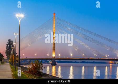 Schrägseilbrücke und Daugava, Riga, Lettland Stockfoto