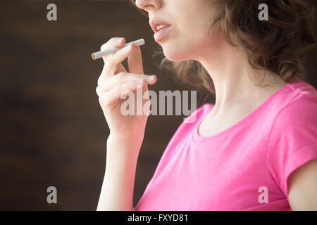 Junge Frau Rauchen von Zigaretten. Closeup Stockfoto