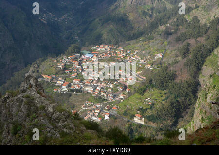 Blick hinunter ins Tal der Nonnen in Madeira, Portugal Stockfoto