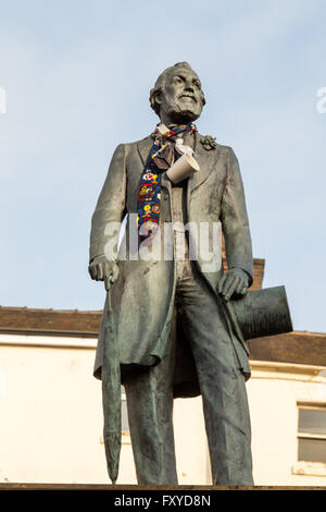 Eine Statue von Sir Henry Doulton mit Krawatte und eine Keramik Kaffeetasse platziert um den Hals von Vandalen. Burslem Stoke-on-Trent. Stockfoto