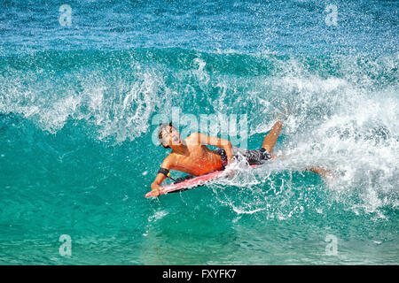 Ein Bodyboarder befasst sich mit der notorisch schwierig Pipeline Surf Break. Riesige Wellen brechen über ein Stockfoto