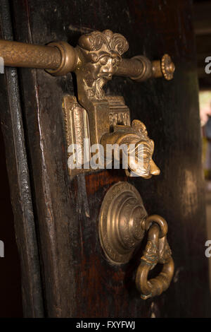 Kandy, Sri Lanka Embekke Devale antiken Tempel, Hauptschrein, Messing Tür Möbel Stockfoto