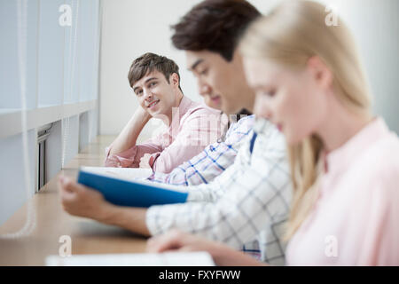 Internationale Studierende und inländische Studierende gemeinsam auf dem campus Stockfoto
