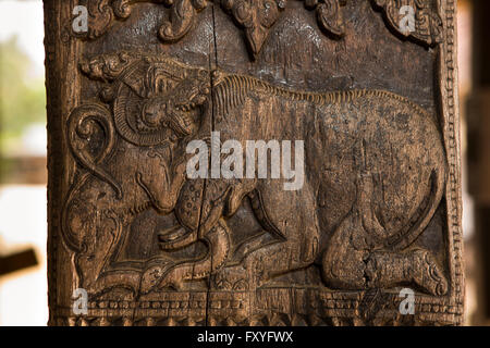 Sri Lanka, Kandy, Embekke Devale, sein Pavillon, Löwe, Elefant Carven auf hölzernen Säulen kämpfen Stockfoto