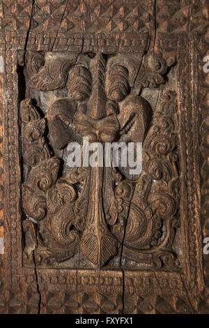 Sri Lanka, Kandy, Embekke Devale, sein Pavillon, geschnitzte dämonische Gesicht auf hölzernen Säulen Stockfoto