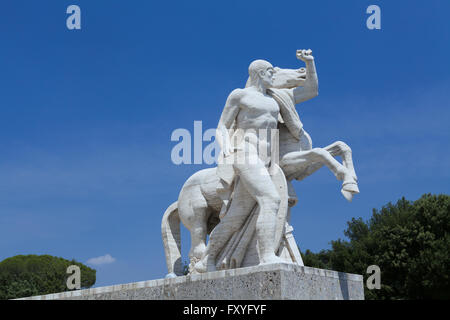 Der Palazzo della Civiltà Italiana in Rom, erbaut von Mussolini in den 1930er Jahren für die 1942 Expo und jetzt Sitz von Fendi Stockfoto