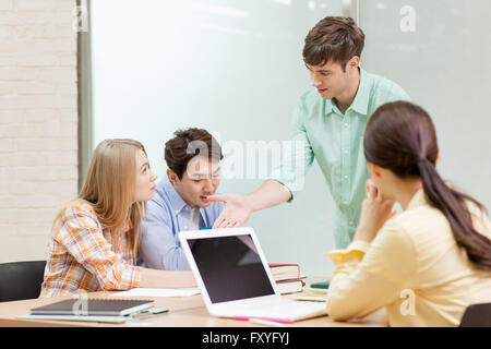 Internationale Studierende in der Schule studieren gemeinsam im Klassenzimmer und eine Diskussion Stockfoto
