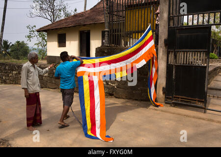 Kandy, Sri Lanka, Pilimathalawa, Gadladeniya Tempel, Leute die buddhistische Banner für festival Stockfoto