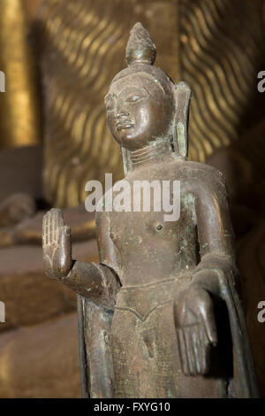 L1424Sri Lanka, Kandy, Pilimathalawa, Gadladeniya Tempel, gegossen Bronze Buddha mit Hand im Mudra Position angehoben Stockfoto