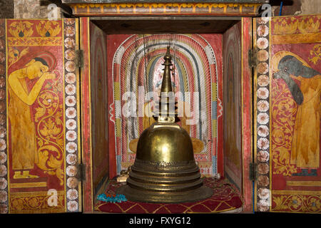 Sri Lanka, Kandy, Pilimathalawa, Gadladeniya Tempel, goldene Miniatur dagoba Stockfoto