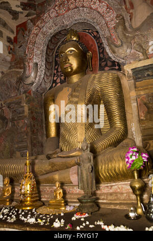 Sri Lanka, Kandy, Pilimathalawa, Gadladeniya Tempel, alte golden Buddha Figur in Dhyana Mudra Meditation pose Stockfoto