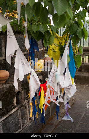 Sri Lanka, Kandy, Pilimathalawa, Gadladeniya Tempel, bunte buddhistische Gebetsfahnen Stockfoto