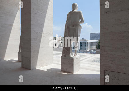 Der Palazzo della Civiltà Italiana in Rom, erbaut von Mussolini in den 1930er Jahren für die 1942 Expo und jetzt Sitz von Fendi Stockfoto