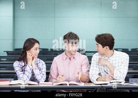 Internationaler Studierender mit einheimischen Studenten in der Schule zusammen in einem Klassenzimmer für globales Lernen Stockfoto