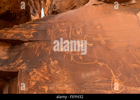 Indianische Felszeichnungen der Anasazi, Atlatl Rock Valley of Fire State Park, Nevada, USA Stockfoto