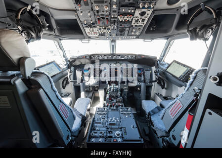 Cockpit einer Boeing 737-800 von der Transavia Fluggesellschaft, Flughafen München, München, Bayern, Deutschland Stockfoto