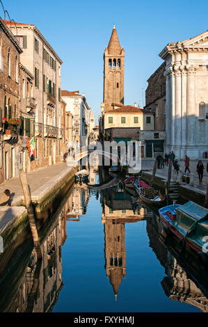 Rio de San Barnaba Kanal mit Reflexionen im Abendlicht, Venedig, Italien Stockfoto