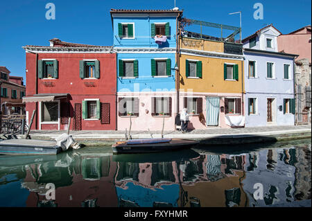 Bunte Häuser entlang eines Kanals, Burano, Venedig, Veneto, Italien Stockfoto