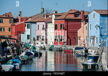 Bunte Häuser entlang eines Kanals, Burano, Venedig, Veneto, Italien Stockfoto