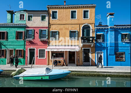 Bunte Häuser entlang eines Kanals, Burano, Venedig, Veneto, Italien Stockfoto