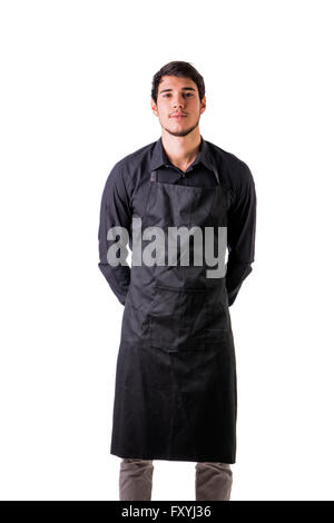 Jungkoch oder Kellner posieren, tragen schwarze Schürze und Hemd isoliert auf weißem Hintergrund Stockfoto