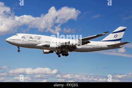 EL AL Israel Airlines Boeing 747 Landung am Flughafen El Prat in Barcelona, Spanien. Stockfoto