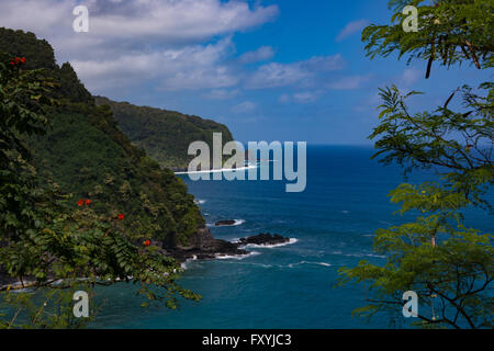 Nordostküste der Insel Maui von Hana Highway gesehen. Stockfoto