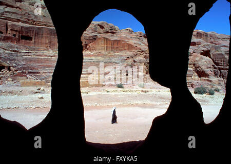 Höhle mit römischen Amphitheater im Hintergrund, Petra, Jordanien. Stockfoto