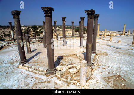 Spalten einer byzantinischen Kirche auf die römischen Ruinen von Umm Qais in Jordanien Stockfoto