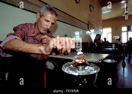 Cafe "Arabische Liga". Jordanische Araber im Café Wasserpfeife rauchen Rohre Amman Jordanien. Stockfoto