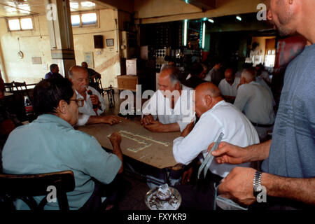 Cafe "Arabische Liga". Jordanische Araber im Café Wasserpfeife rauchen Rohre und spielen Domino, Amman, Jordanien. Nur für Männer. Stockfoto