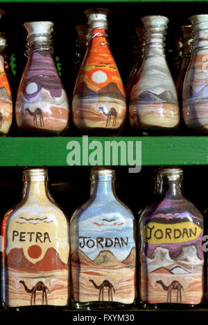 Sand gefüllten Flaschen, als Andenken, Petra, Jordanien zu verkaufen. Bunte Sandbottles, ein typisches Souvenir aus Jordanien, in einem Geschäft am Eingang von Petra angezeigt. Stockfoto