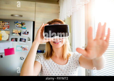 Frau mit virtual-Reality Brille stehen in der Küche Stockfoto