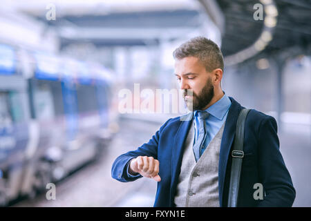 Großaufnahme, Hipster Geschäftsmann wartet am Bahnhof Stockfoto