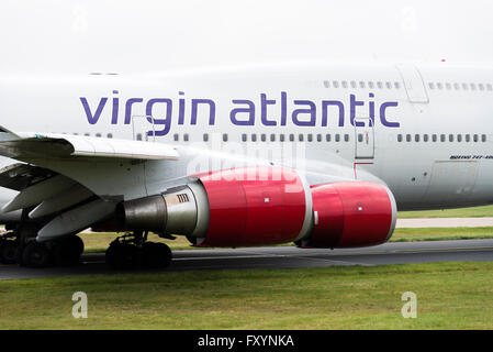 Virgin Atlantic Airways Boeing 747-443-Verkehrsflugzeug G-VROY Rollen für Abflug am internationalen Flughafen Manchester England UK Stockfoto