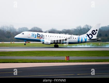 Fluggesellschaft Flybe Embraer 175-ST Verkehrsflugzeug G-FBJF landet auf dem internationalen Flughafen Manchester England Vereinigtes Königreich UK Stockfoto