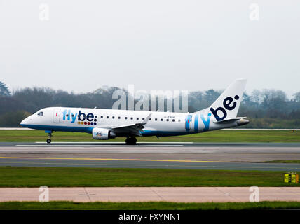 Fluggesellschaft Flybe Embraer 175-ST Verkehrsflugzeug G-FBJF landet auf dem internationalen Flughafen Manchester England Vereinigtes Königreich UK Stockfoto