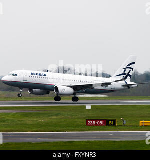 Aegean Airlines Airbus A320-232 Airliner SX-DND landet auf dem internationalen Flughafen Manchester England Vereinigtes Königreich UK Stockfoto