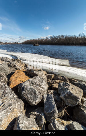 Eis und Felsen Fluss in Umea, Schweden Stockfoto